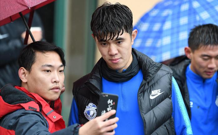 KAiyun Sports登录入口-网球赛场再起风云：南城鲨队队小胜漠南独角兽队，脚步移动更到位禁区内连续解围的简单介绍